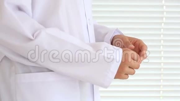医生双手戴手套男人手视频的预览图