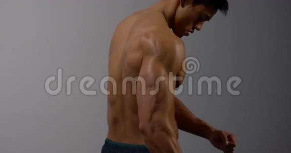 身体建设者背部肌肉弯曲视频的预览图