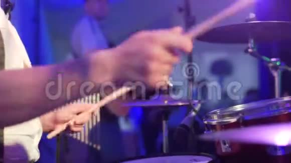 鼓手在鼓上大力演奏旋律视频的预览图