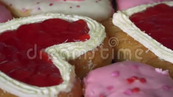 圣瓦伦丁节的心形甜甜圈爱情与浪漫概念视频的预览图