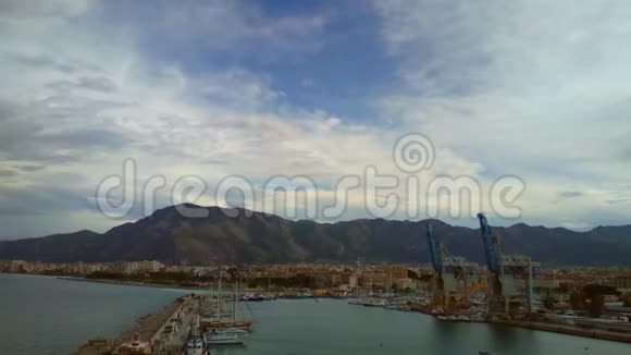 海港水域城市高山和天空意大利巴勒莫视频的预览图