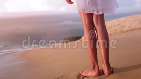 女孩腿走海滩日落海视频的预览图