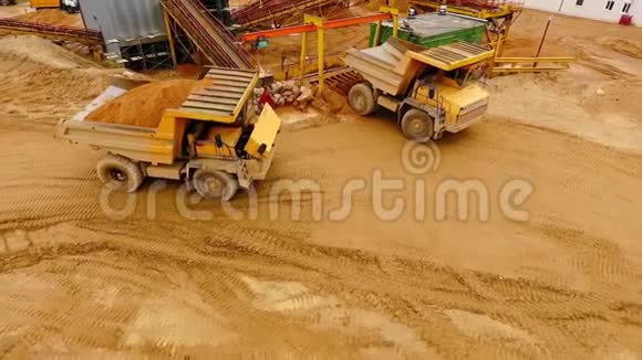 有沙子的粗货车站在领土工业工厂空中景观视频的预览图