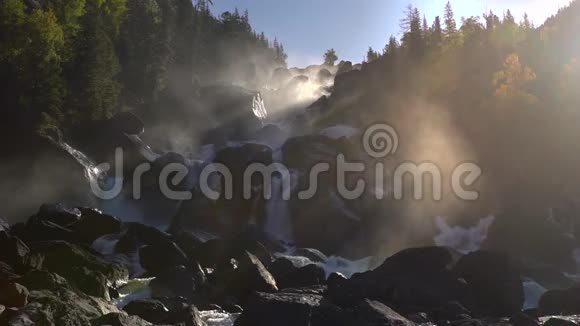 背光中岩石瀑布的照片视频的预览图