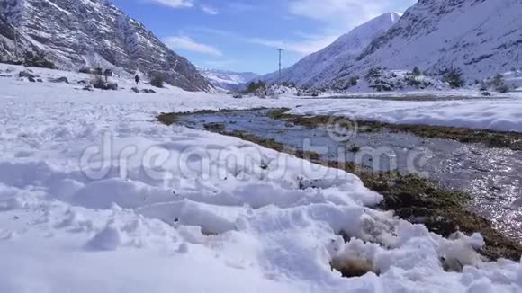 智利的山雪河流和景观视频的预览图