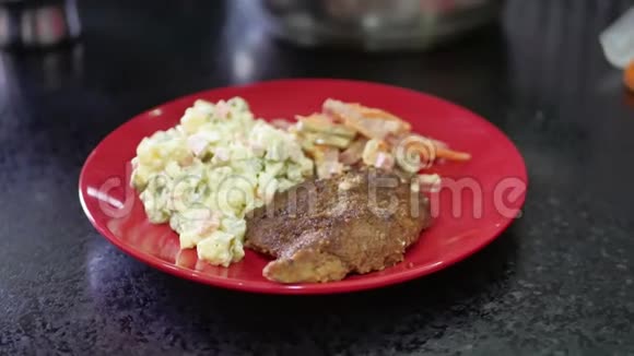 烹饪食物和家庭概念关闭切碎肉沙拉奥利维尔室内烹饪在厨房视频的预览图