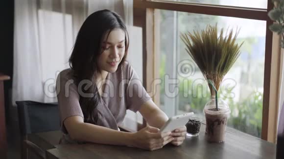 压力大的女人在咖啡A使用平板电脑视频的预览图