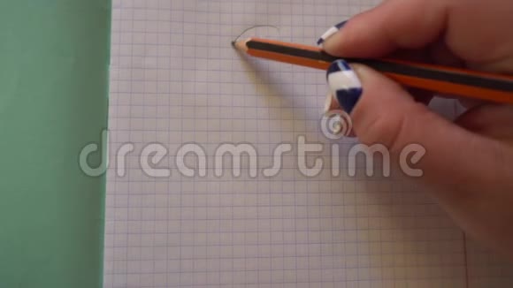 女人手在笔记本上画一个小男人视频的预览图