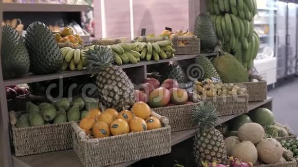 五颜六色的水果站在当地市场菠萝芒果西番莲亚洲视频的预览图