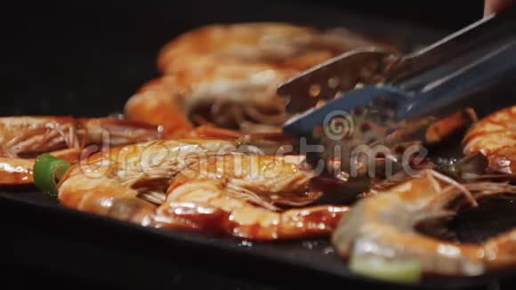 电烧烤上烤虾炒虾健康烧烤海鲜烤红虾的特写镜头视频的预览图