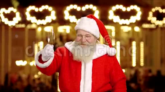 圣诞老人拿着香槟酒杯视频的预览图