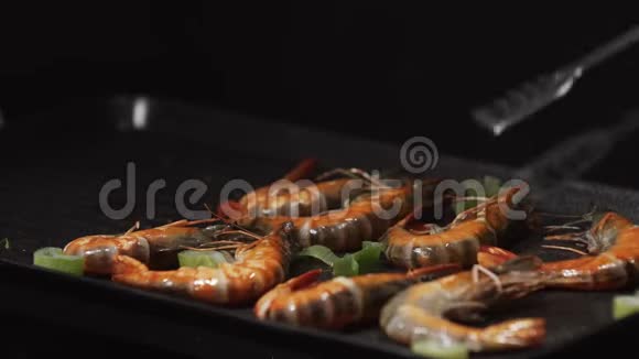 电烧烤上烤虾炒虾健康烧烤海鲜烤红虾的特写镜头视频的预览图