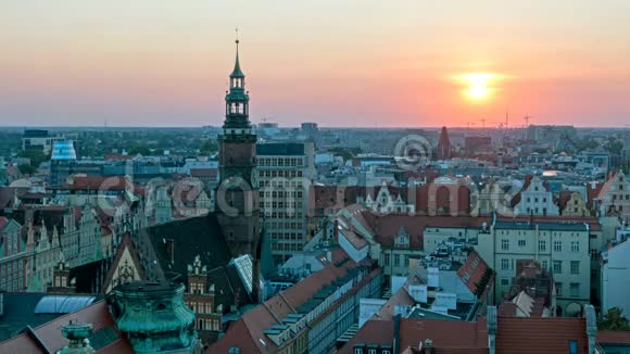波兰著名城市的景色欧洲文化之都市中心市政厅市场广场天空塔视频的预览图