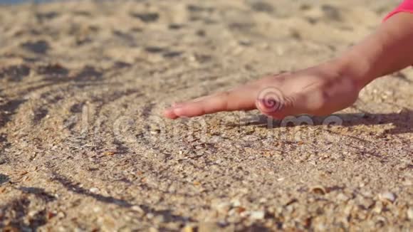 女手画无限征沙上视频的预览图