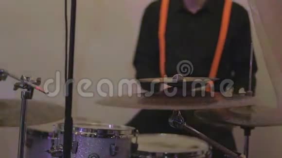 鼓手在鼓上演奏视频的预览图