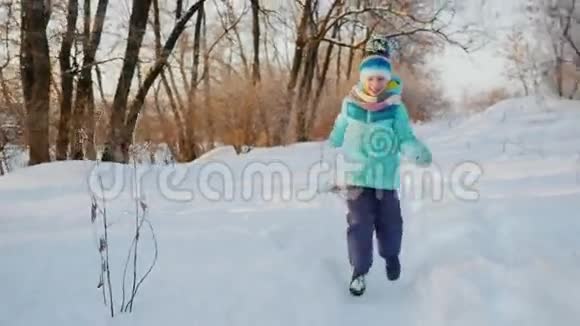 在白雪覆盖的小路上免费儿童旅行视频的预览图