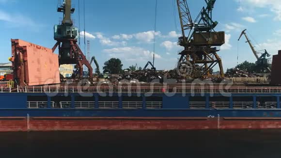 港口货运列车船舶和港口废金属装卸船的鸟瞰图视频的预览图