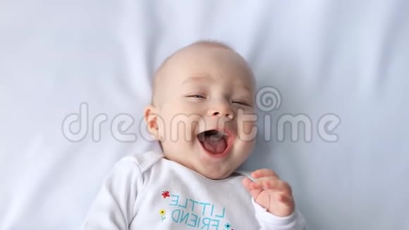 可爱的小男孩笑着声音包括在内视频的预览图