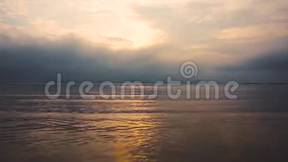 晨光日出的宁静景象天空阴云密布背景宁静视频的预览图