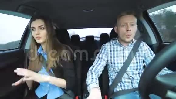 有趣的一对夫妇在车里唱歌跳舞视频的预览图