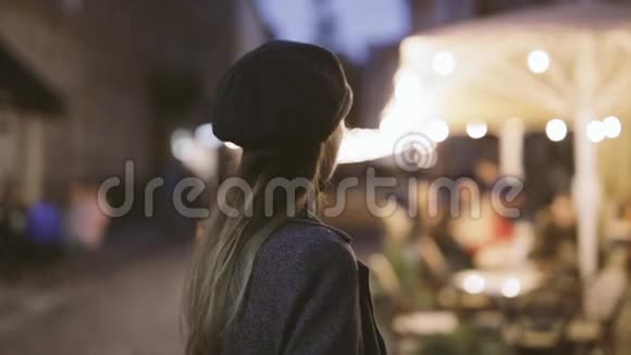 秋天在街上摆姿势的年轻漂亮时髦的黑发女人的户外肖像模特穿着时尚灰色服装视频的预览图