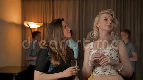 快乐的女性朋友在家庭聚会上闲聊视频的预览图