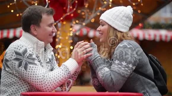 浪漫的情侣在圣诞集市上微笑年轻的笑着一家人在一起度过寒假祝你快乐视频的预览图