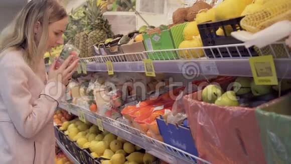 女士在超市以高品质的4k格式采摘水果视频的预览图