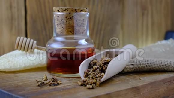 蜂胶酊一瓶蜂胶颗粒木勺一个医用制剂蜂胶蜂胶视频的预览图