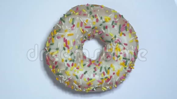 白色背景上旋转的甜圈传统的美式甜视频的预览图
