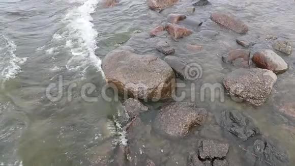 石头和白天海水的缓慢流动视频的预览图