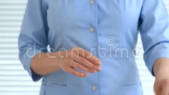 医生双手戴手套女人手视频的预览图