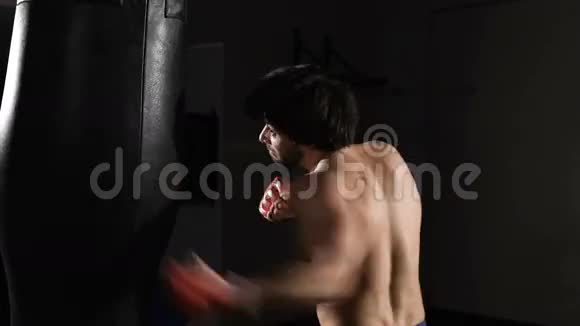 暴怒年轻的肌肉运动员完成了踢拳击视频的预览图