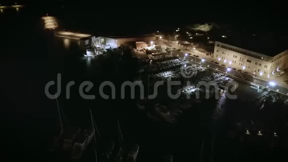 四公里高的夜航无人机帆船港和沿海城镇的镜头视频的预览图