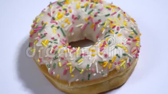 白色背景上旋转的甜圈传统的美式甜视频的预览图