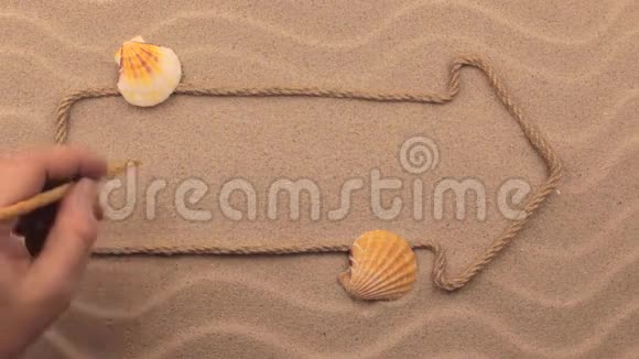 用手写在沙子上的ARUBA铭文用绳子制成的指针视频的预览图