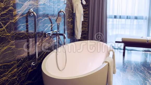 酒店大浴室的多利镜头视频的预览图
