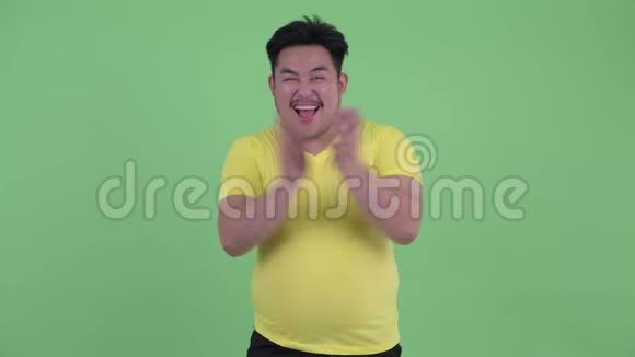 快乐年轻体重超标的亚洲男人视频的预览图