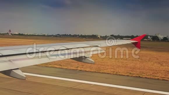 空运人员在降落后通过机场房沿跑道行驶视频的预览图