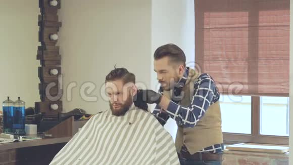 理发店或发廊用剪发器理发和理发视频的预览图
