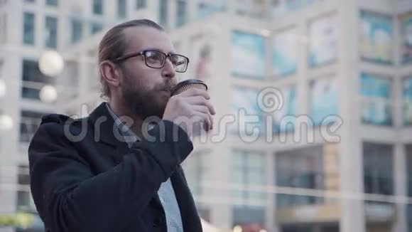 有胡子的帅哥在喝咖啡视频的预览图