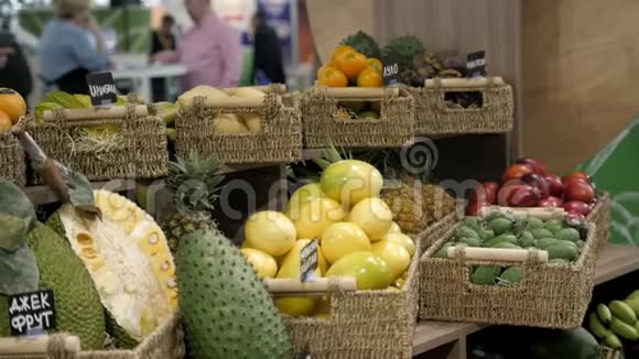 五颜六色的水果站在当地市场菠萝芒果西番莲亚洲视频的预览图