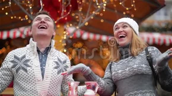 少妇和男人在圣诞集市上捉拿雪银手夫妻笑在冬天共度时光视频的预览图