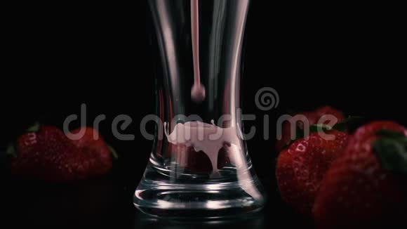 在一个有草莓的杯子里倒入奶昔慢节奏视频的预览图