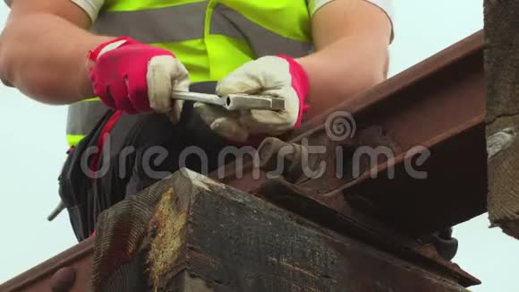 工人在铁路上固定螺母视频的预览图