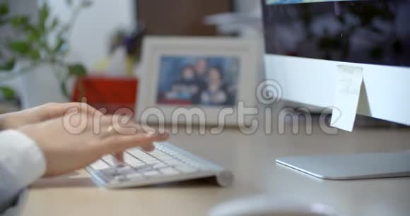 办公室使用智能手机的女性手部特写视频的预览图