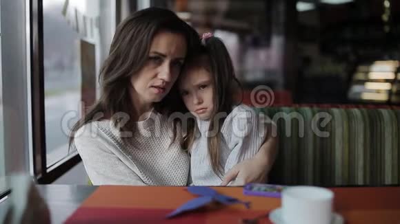 孩子在哭妈妈安慰小女孩视频的预览图