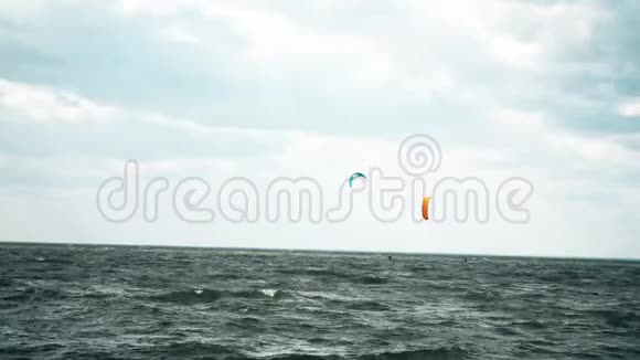 极限风筝实时登机夏季趣味动作运动视频的预览图