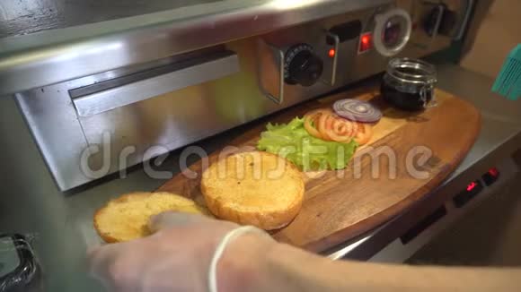 厨师他的手润滑酱油汉堡包视频的预览图