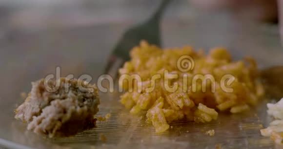 用肉丸子和米饭把盘子合上4K视频的预览图
